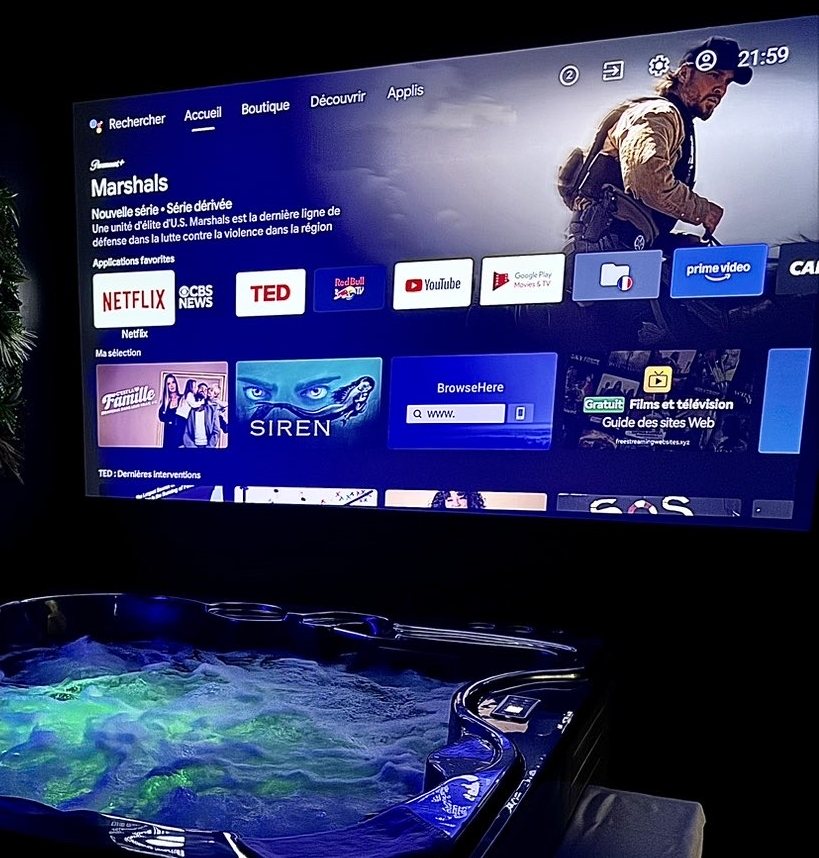 Grand écran de projection à côté du jacuzzi